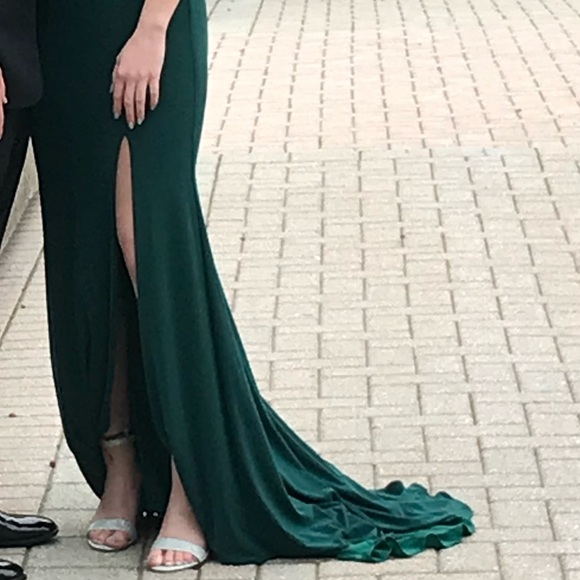 Green dress in great condition. Worn once. Size 2 - Picture 4 of 6